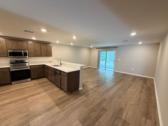 Building Photo - Modern 3BR Townhome in Plant City – Move-In Ready