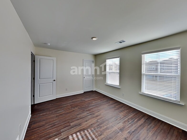 Building Photo - 2036 Williamshire Ln