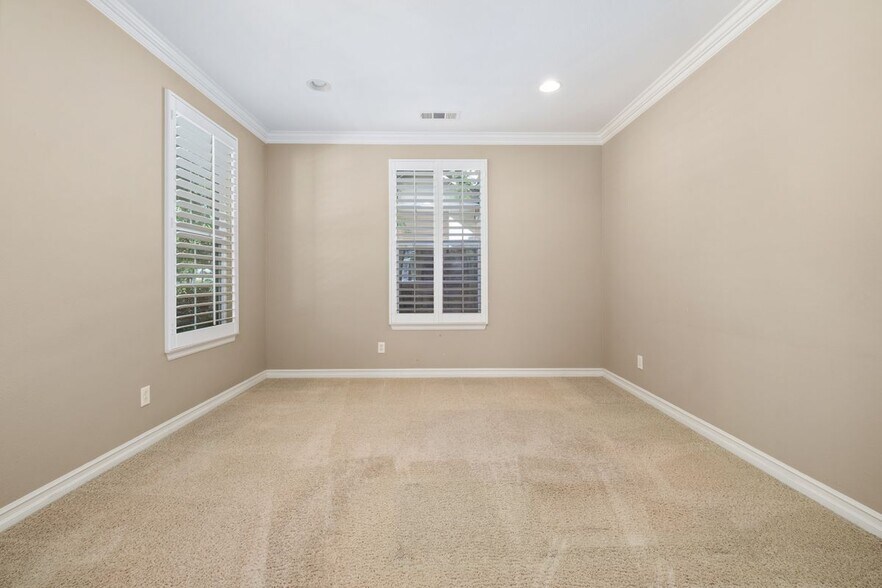 Building Photo - 16618 Honeybee Dr