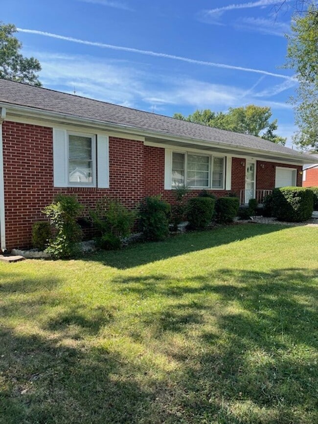 Building Photo - Maryville 37804 - 3 bedroom, 2 bath ranch home - Contact Debra Johnson (865) 591-8281