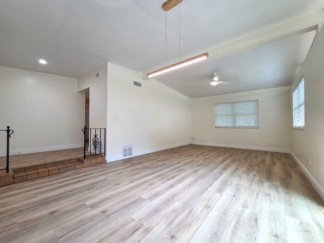 Building Photo - Beautifully Renovated 3/2 in Madison Park