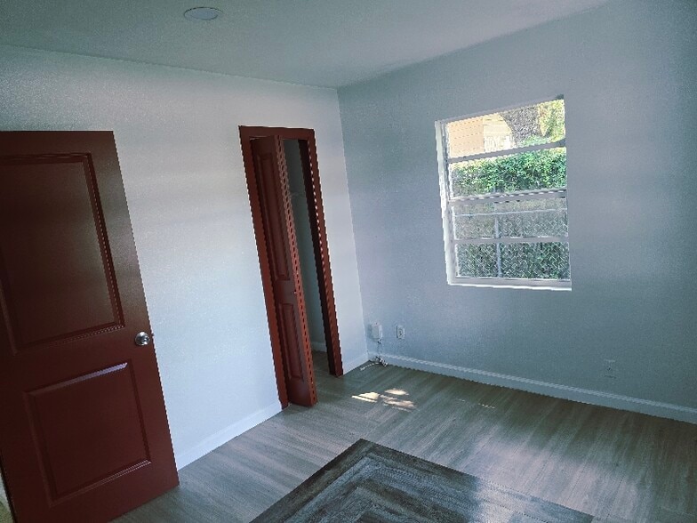 Building Photo - 3212 E Henry Ave