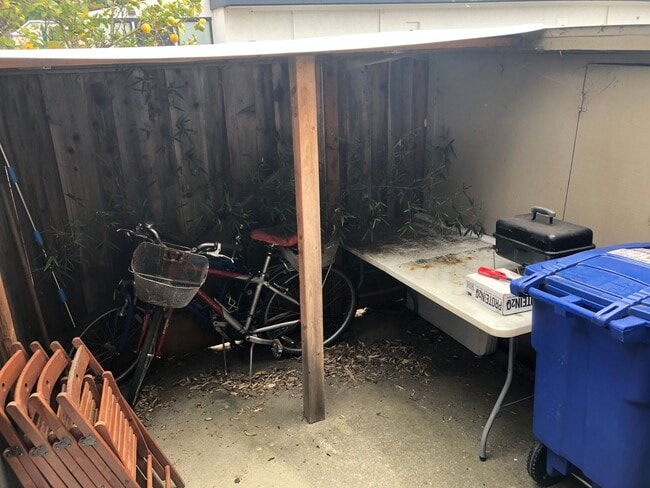 Building Photo - 3 Bed/ 2 Bathroom House in Santa Cruz