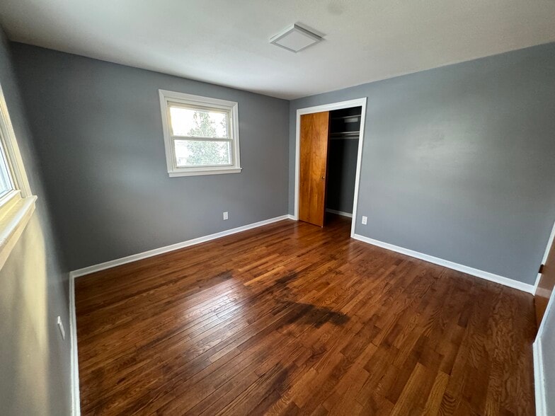 Bedroom (2nd largest) - 206 Longmeadow Dr