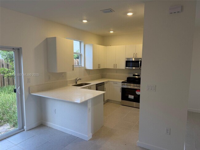 Building Photo - 2876 SE 25th Ave