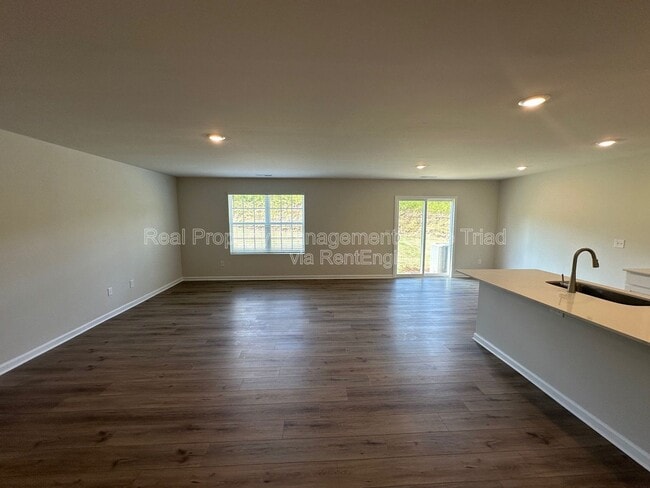 Building Photo - 322 Kingscote Wy