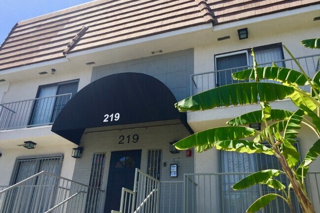 Building Entrance - 219 S Mariposa Ave