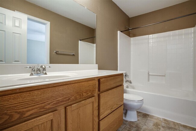 Building Photo - 1420 Canary Dr