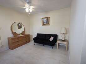 Building Photo - 905 W 9th St