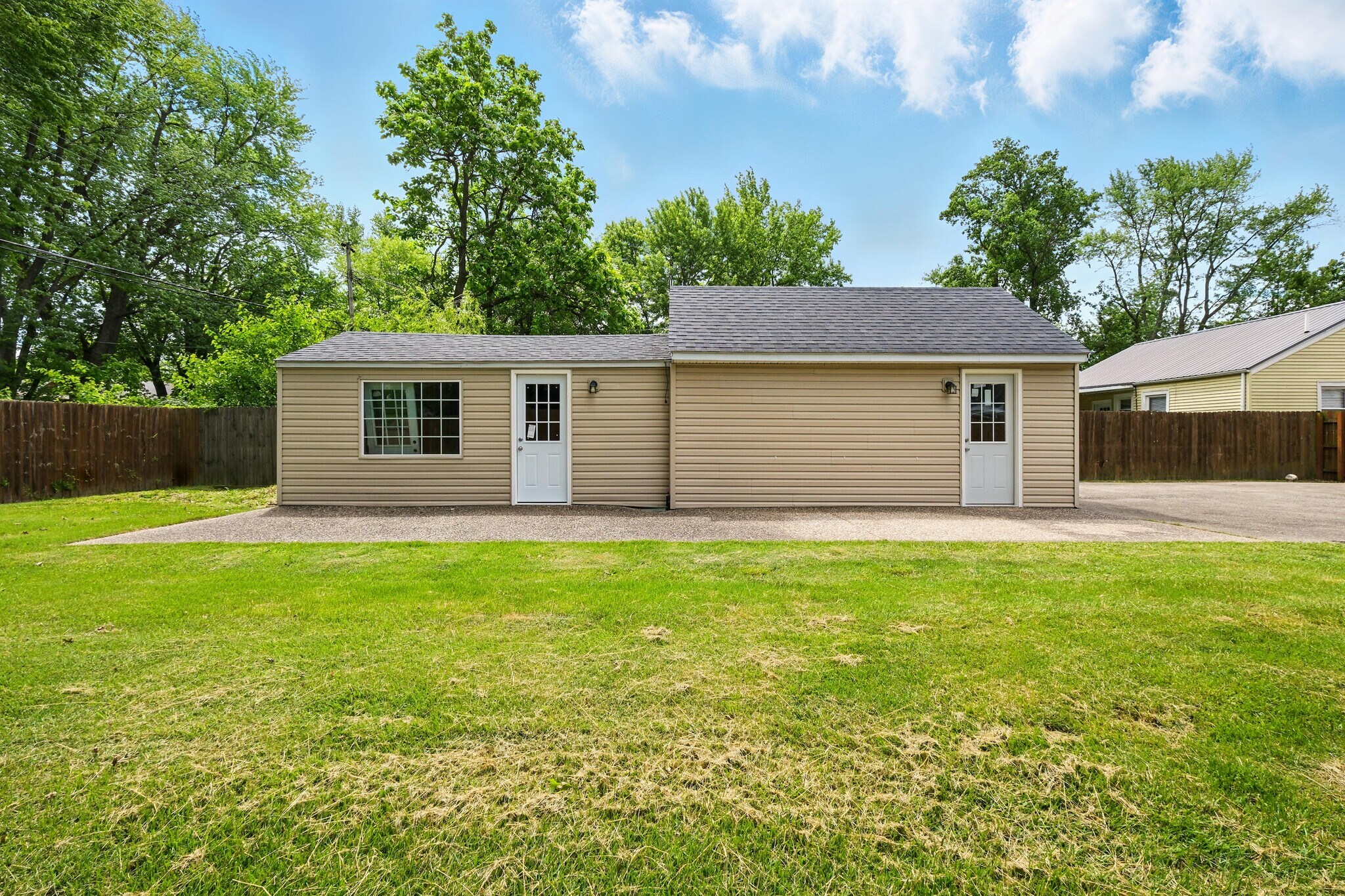 Building Photo - 421 Marquette Dr