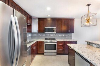 Building Photo - 1640 Maple Dr