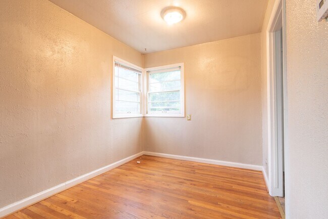 Building Photo - 5412-5420-5420 NE 9th Ave