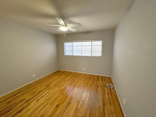 2nd bed rm - 556 Kings N Rd