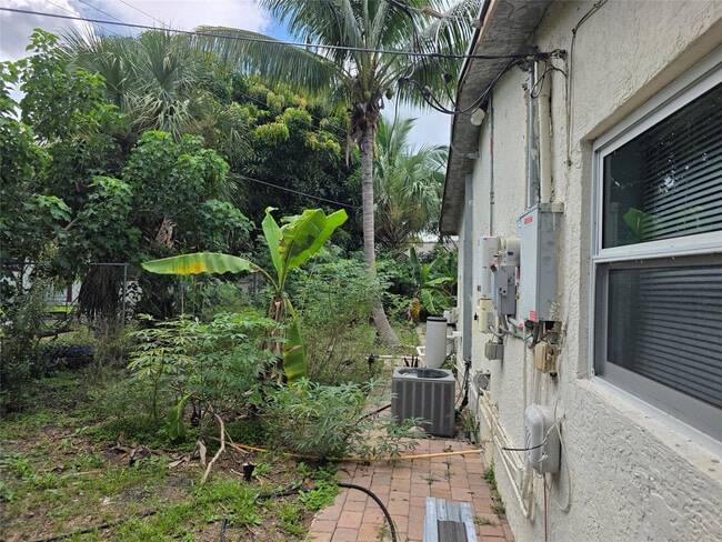 Building Photo - 4031 NE 8th Ave