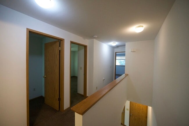 Building Photo - Spacious Townhome with Private Yard Near Lake Stevens!!