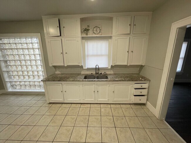 Building Photo - 5 bedroom, 2 bath