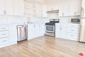 Building Photo - 842 11th St