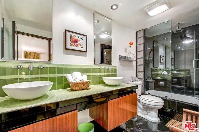 Building Photo - 8550 Holloway Dr