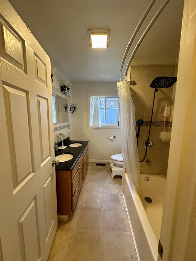 Building Photo - Portland Bungalow, Near Park, Easy Freeway Access