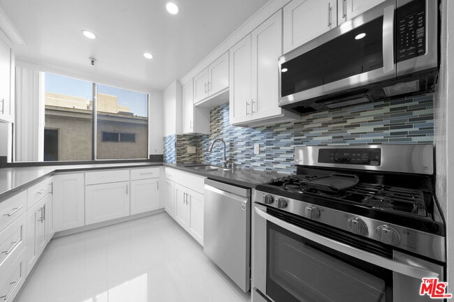 Building Photo - 1601 N Fuller Ave