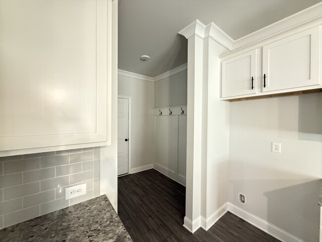 Building Photo - 1923 Westfall Lndg