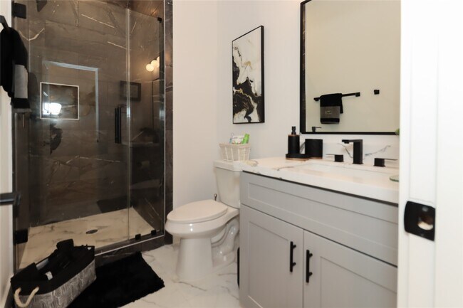 Building Photo - 4902 Higgins St