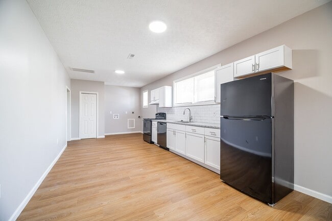 Building Photo - Updated 3 Bedroom Home for Rent! Large Yar...