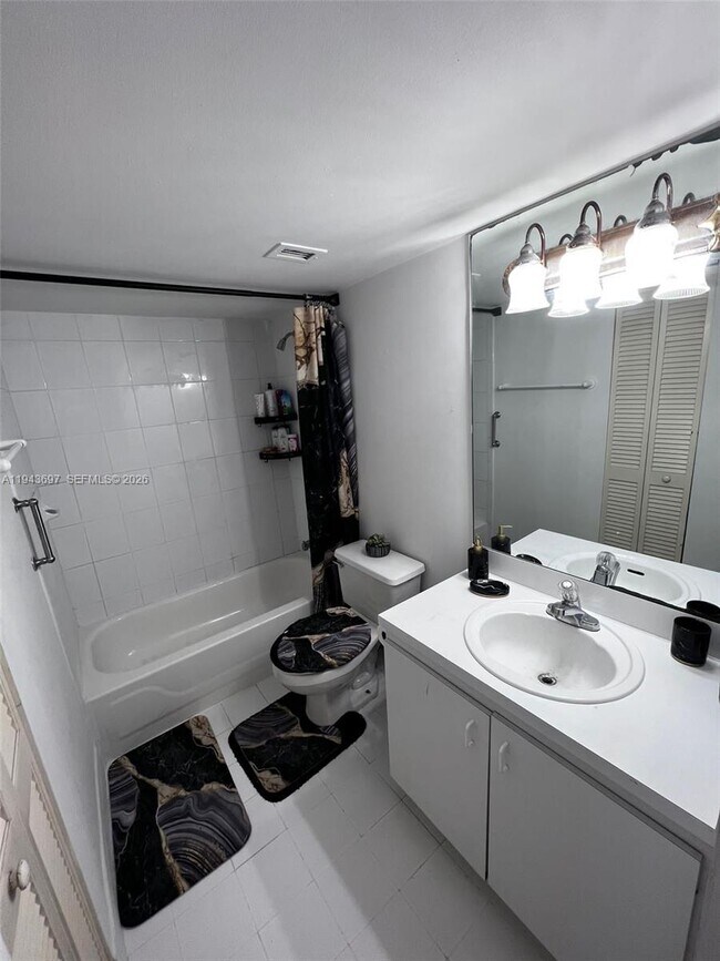 Building Photo - 9310 Fontainebleau Blvd