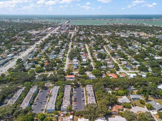 Building Photo - 1975 W Bay Dr