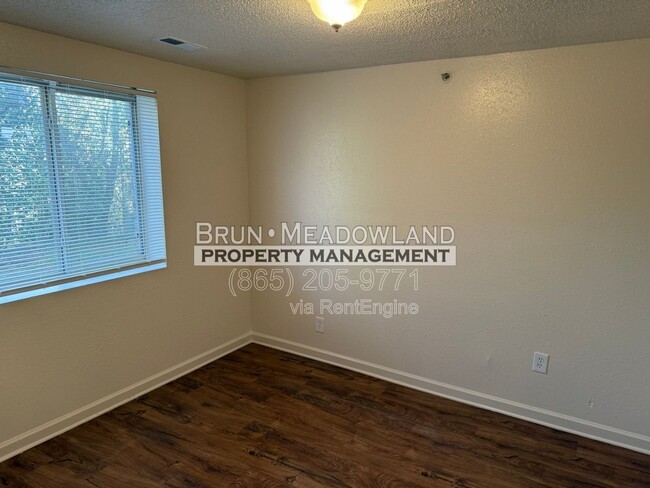 Building Photo - 436 E Red Bud Rd