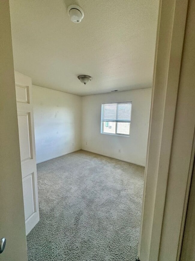 Building Photo - 2 Bedroom 1 Bathroom Unit in 8 Plex