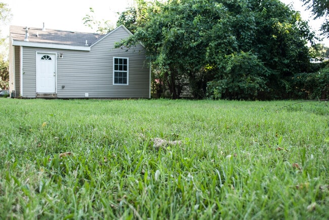 Building Photo - Available Now 2 Bedroom 1 bath House!!