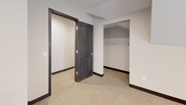 Building Photo - Modern 10 bedroom house close to U of M Ca...