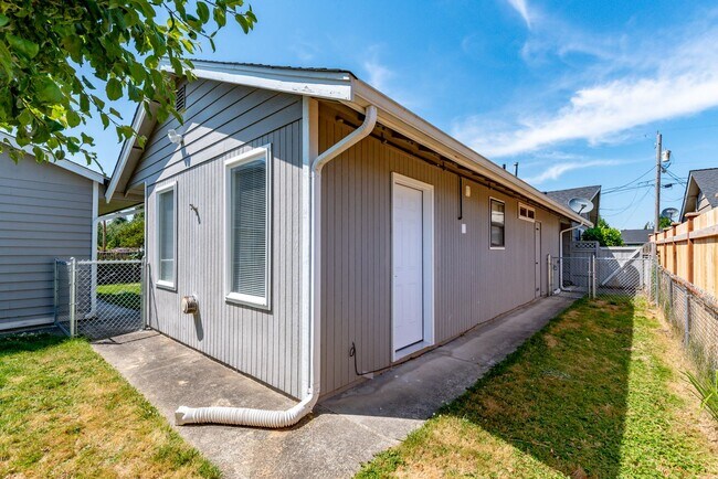 Building Photo - 704 5th Ave SE