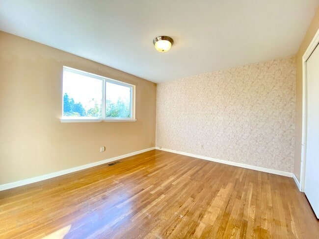 Building Photo - Charming Lake Hills Home in the Heart of Bellevue