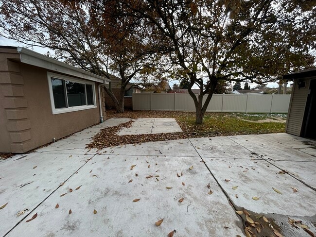 Building Photo - 946 E Grant Dr