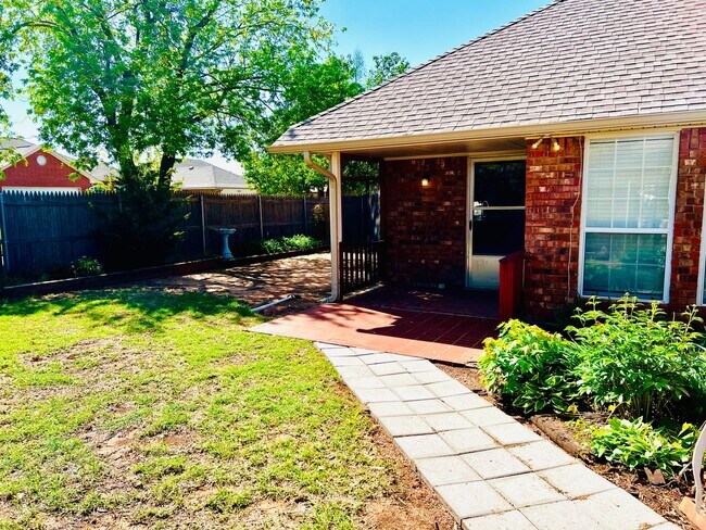 Building Photo - Beautiful 3BD 2BA Corner-Lot Home Located ...