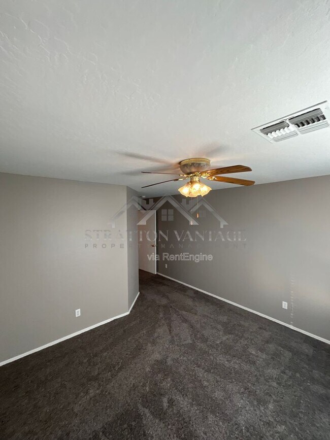 Building Photo - 11381 W Yuma St