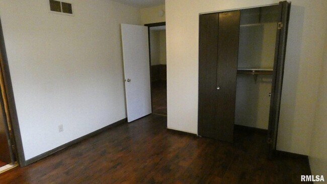 Building Photo - 1513 Sara Ln