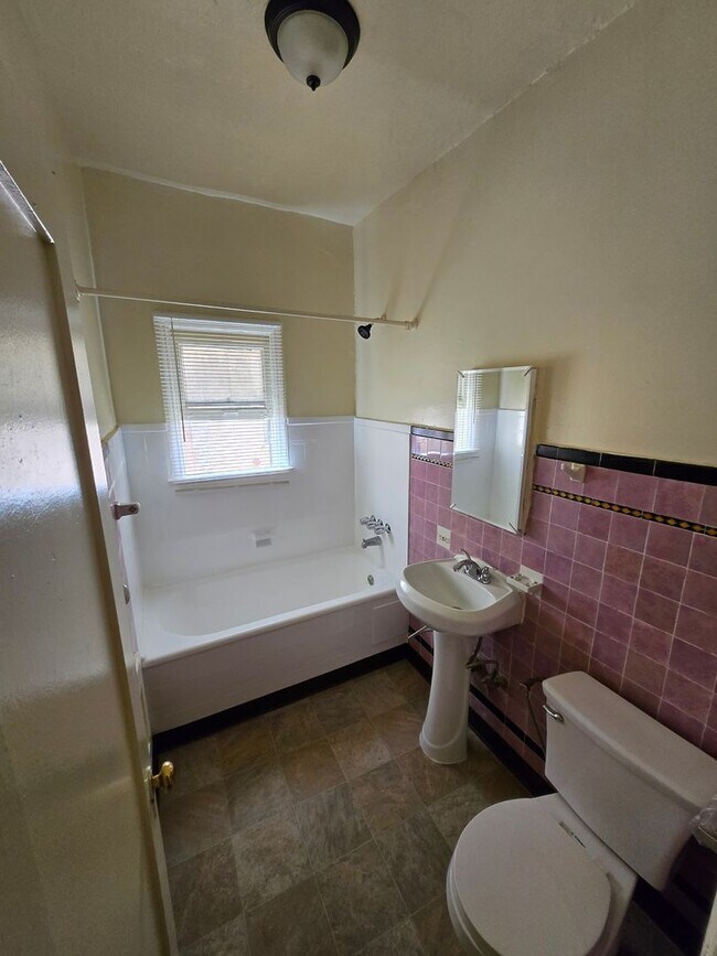 Building Photo - 627 Normandie Ave