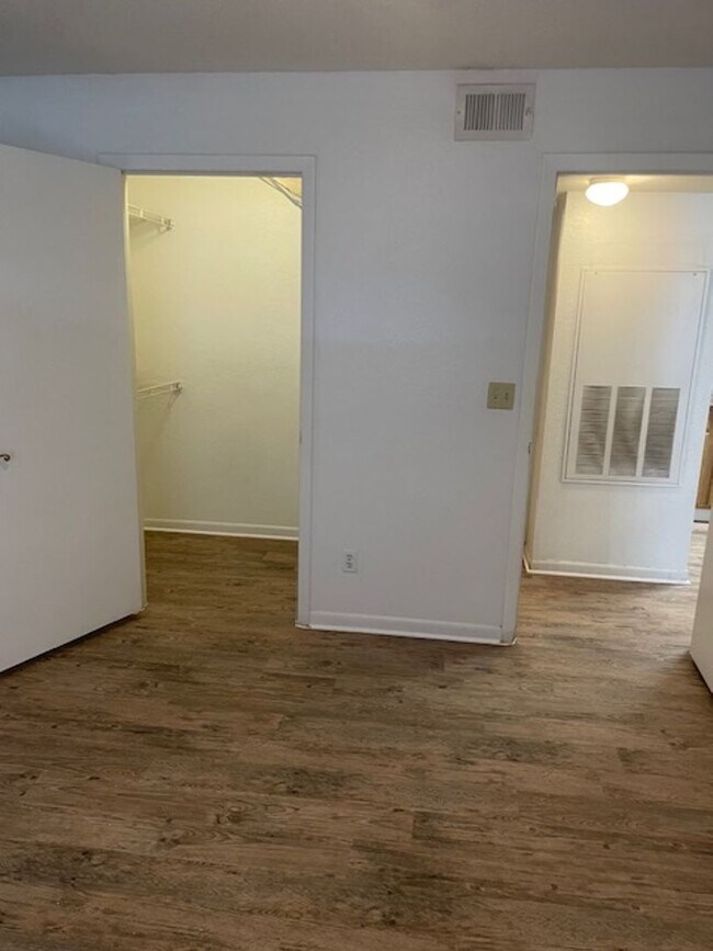 Building Photo - Lexington Place - 0515