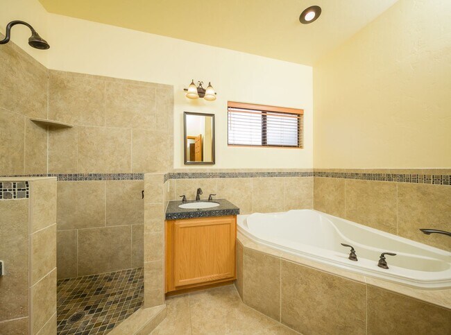 Building Photo - Beautiful Spacious NW home