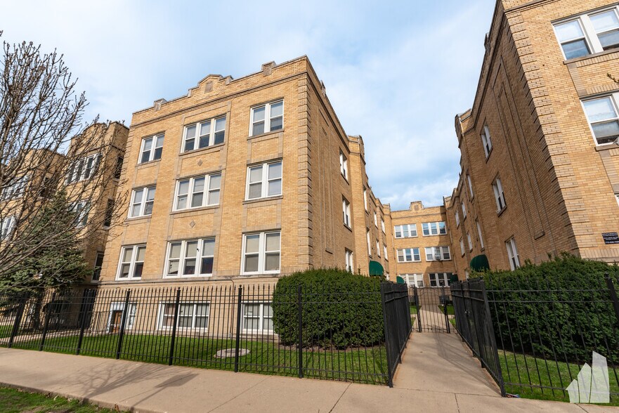 Building Photo - 4042 N Mozart St