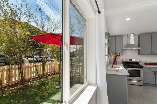 Building Photo - BEUATIFUL BRIGHT 2 + 1 SINGLE FAMILY HOME