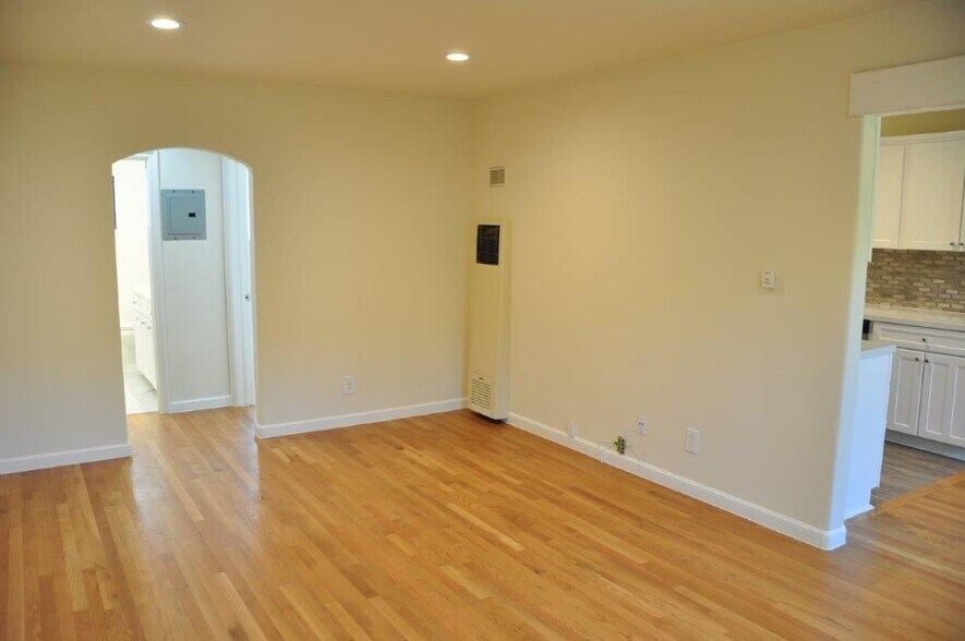Building Photo - 828 N Martel Ave