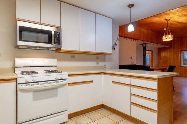 Building Photo - 3BR/3BA Home on 1.9 Acres – Garage & Pet F...