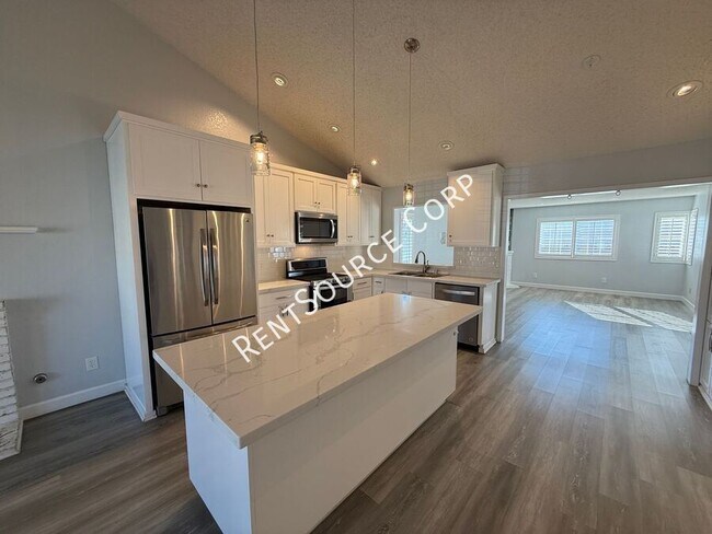 Building Photo - 1940 Simsburry St