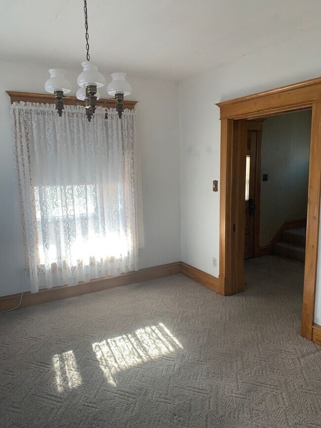 Building Photo - CEDAR FALLS 3BR house w garage, fenced yard, central air