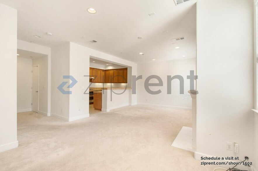 Building Photo - 400 Live Oak Way