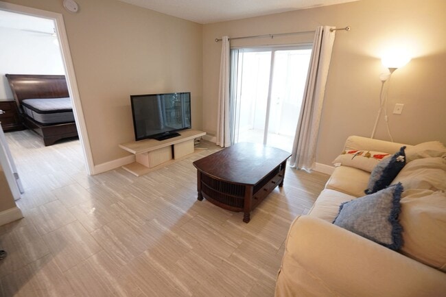 Building Photo - Renovated 2/2 in quite 55+ community